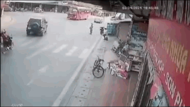 Camera giao thông: Rụng rời khoảnh khắc xe khách tông trực diện ô tô và xe máy