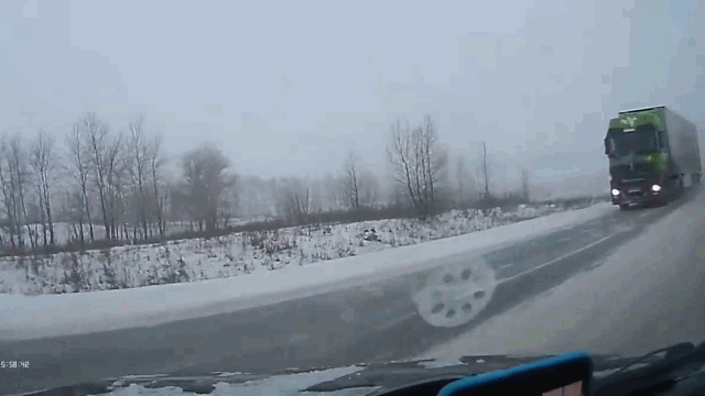 Camera giao thông: Đâm vào xe tải sau cú đánh lái, nữ tài xế la hét điên cuồng