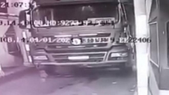tin tuc tai nan giao thong ngay 51 dang nam duoi gam sua xe tai xe bi xe troi can qua nguoi