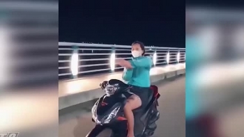 camera giao thong co gai mua quat khi dang lai xe may khien dan tinh ngao ngan