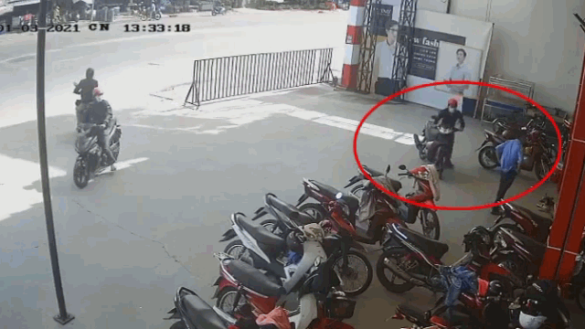 video dao chich dan canh trom cung luc 2 xe may truoc mat bao ve