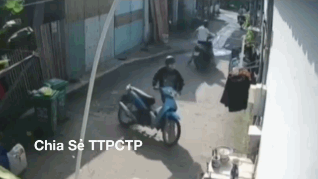 video bi phat hien hai ten trom xe may xit hoi cay loan xa de tau thoat