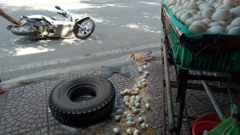 tin tuc tai nan giao thong noi bat ngay 71 xe tai dang chay vang banh lam 1 phu nu hung tai bay va gio
