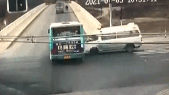 Camera giao thông: Xe cứu thương tông xe buýt bay khỏi đường trên cao