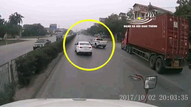 Camera giao thông: Bị CSGT truy đuổi, tài xế Mazda 3 phóng xe tháo chạy và cái kết đắng lòng