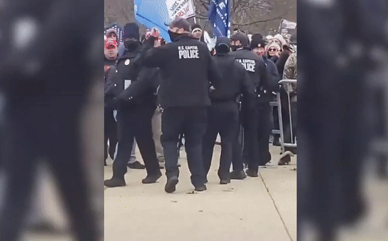 Rò rỉ hình ảnh cảnh sát Mỹ mở rào cho người biểu tình xông vào Điện Capitol, thậm chí còn cùng selfie