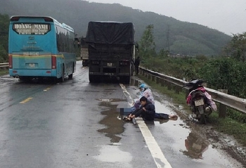 tin tuc tai nan giao thong ngay 81 tren duong ve que ca gia dinh bi xe container tong thuong tam