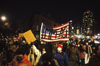 Người Mỹ biểu tình đòi phế truất ông Trump sau vụ bạo loạn lịch sử