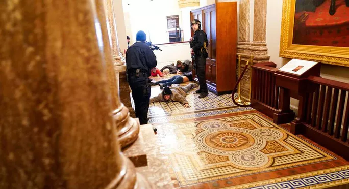 Tài liệu nhạy cảm bị đánh cắp trong vụ bạo loạn ở Điện Capitol