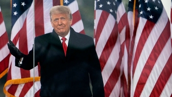 mat loa phong thanh ong trump roi vao nhung ngay bi co lap