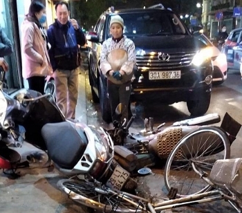 Tin tức tai nạn giao thông nổi bật ngày 11/1: Tài xế lái Toyota Fortuner tông loạt xe máy trên phố Hà Nội
