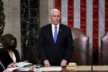 pho tong thong mike pence bi luat su cua ong trump doa giet