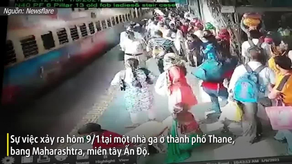 Video: Cảnh sát phản xạ 'nhanh như chớp' cứu người phụ nữ ngã vào đoàn tàu đang chạy