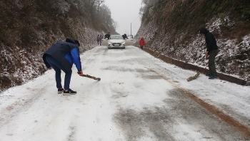Camera giao thông: Cảm động cảnh phượt thủ hỗ trợ nhau qua dốc cua phủ đầy băng trơn trượt