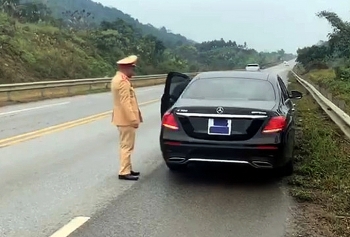 tai xe mercedes lai choi chieu dan bang dinh che bien so tranh phat nguoi