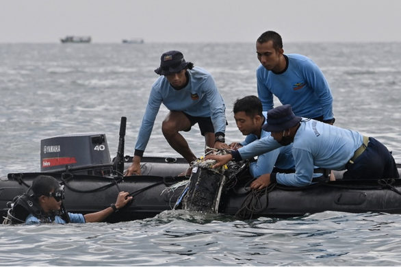tim thay mot hop den cua may bay indonesia gap nan