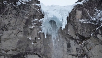 Video: Khoảnh khắc thác băng bất ngờ đổ sập xuống đám đông đang ngắm cảnh