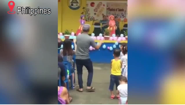 video ong bo dang yeu het nac khi vua xem con bieu dien van nghe vua mua deo nhac bai