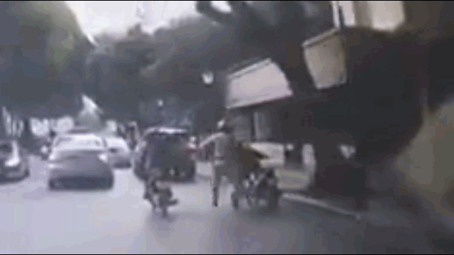 Camera giao thông: Nam thanh niên dắt xe máy chạy trốn sau vi phạm, CSGT "bứt tốc" tóm gọn