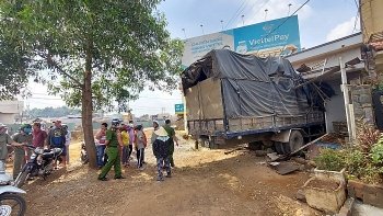 Tin tức tai nạn giao thông nổi bật ngày 14/1: Xe tải lao vào nhà dân, tông sập phòng ngủ