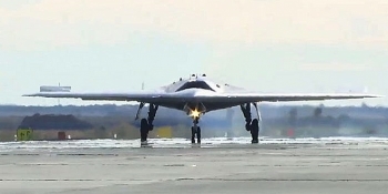 Siêu UAV tàng hình Okhotnik của Nga thả bom "khủng"
