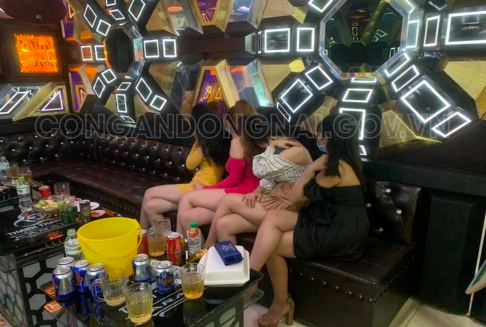 tin tuc phap luat chieu 161 kiem tra quan karaoke phat hien nhom dao dang cho mua thoat y phuc vu khach