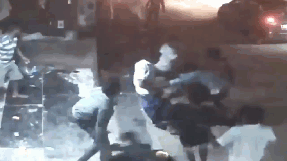 video quyt tien roi keo dong bon toi tuoi xang dot cua hang