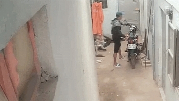 video trom len vao khu nha tro lay cap xe may do truoc san nha