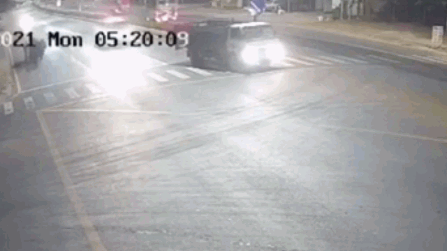 camera giao thong kinh hoang khoanh khac xe cap cuu tong vao duoi xe tai o binh phuoc