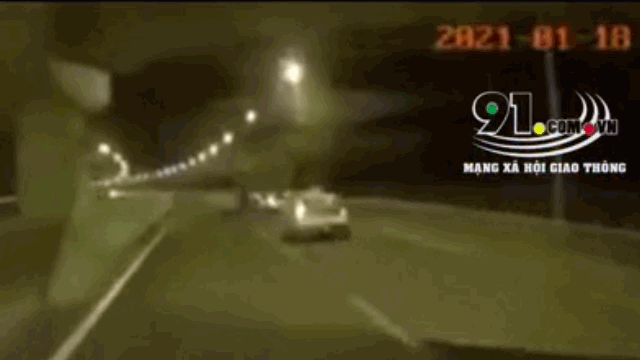 camera giao thong taxi bat ngo tong vao duoi container tren cao toc roi lat nghieng trong dem
