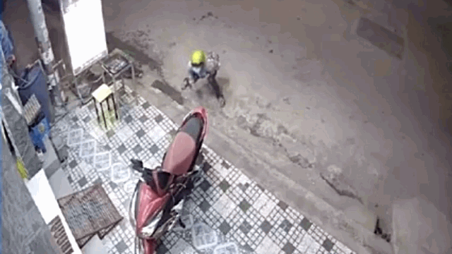 Video: Đạo chích rón rén trộm xe máy trước cửa nhà dân