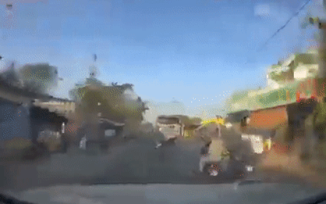 Video: Bị giật điện thoại, tài xế đạp ga truy đuổi như phim hành động