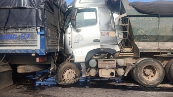 tin tuc tai nan giao thong noi bat ngay 211 nu sinh bi xe ben can tu vong khi sang duong