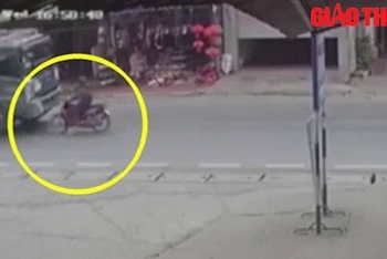 camera giao thong rung minh khoanh khac nu sinh sang duong bi xe ben tong tu vong