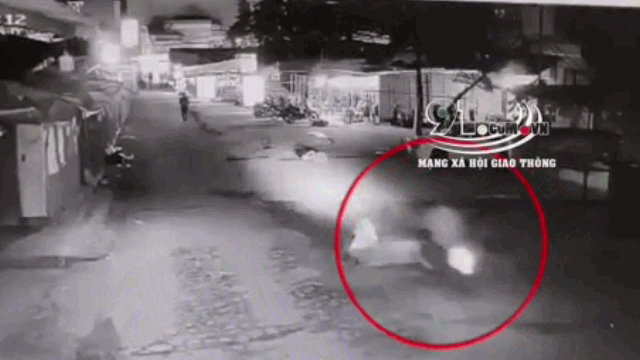 camera giao thong dam phai nap cong thanh nien di xe may lon nhieu vong