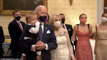 video tong thong joe biden be chau noi nhay theo nhac tai nha trang gay sot