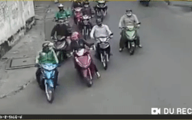 Video: Dàn cảnh, bao vây bóc túi người phụ nữ trên đường Sài Gòn