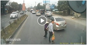 camera giao thong dung xe dat cu ba sang duong tai xe container nhan mua loi khen
