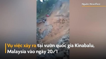 Video: Bãi đỗ xe sụp đổ kinh hoàng sau trận lở đất ở Malaysia