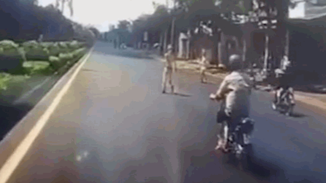 camera giao thong co tinh tat dau oto nguoi dan ong gap ngay csgt