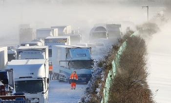 Camera giao thông: 130 xe tông nhau liên hoàn trong trận bão tuyết kinh hoàng ở Nhật Bản