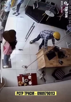 Video: Thanh niên táo tợn xông vào cửa hàng xịt hơi cay vào nhân viên rồi cướp laptop