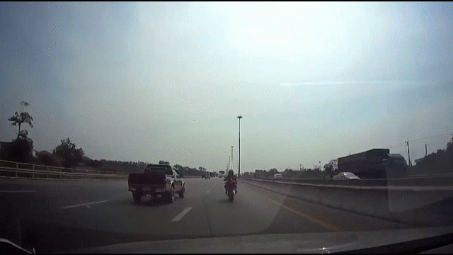 camera giao thong nu biker thong chot xo day ca canh sat
