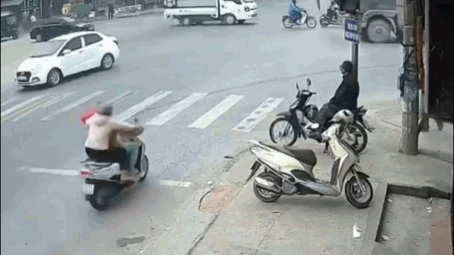 camera giao thong nguoi phu nu dieu khien xe may gam thang vao hong xe ben