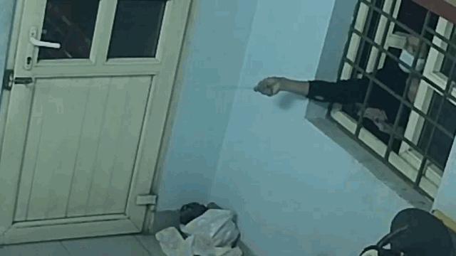 video loi dung nhan vien gac tau ngu say dao chich dung moc sat mo cua tram gac cuom 2 dien thoai