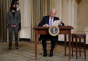 tong thong joe biden ky mot loat sac lenh hanh phap trong do yeu cau dong cua cac nha tu tu nhan