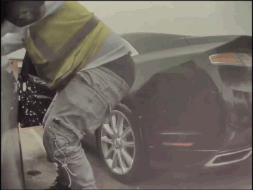 Camera giao thông: Trộm đồ trên xe Tesla chỉ vài giây, gương mặt đạo chích được ghi lại nét căng