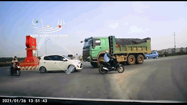camera giao thong xe ben di sai luat co tinh day lui o to den dui gap dung bac tai qua cung