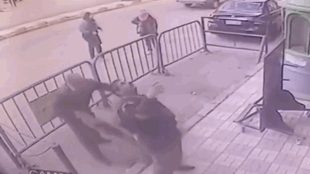 Video: Thấy bé trai sắp sửa ngã khỏi tầng 3, cảnh sát vội chạy tới giơ tay hứng đỡ