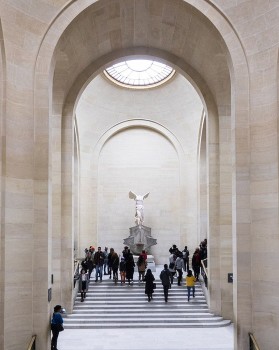 tiet lo ve buc tuong than chien thang mat dau trong bao tang louvre